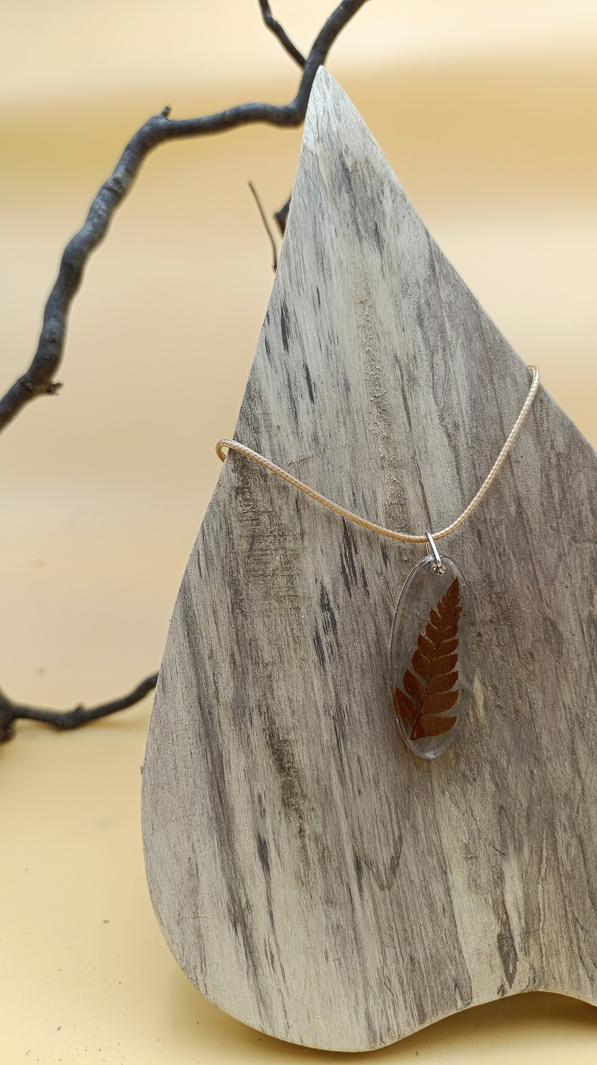 Collana artigianale con fiori - immagine 2